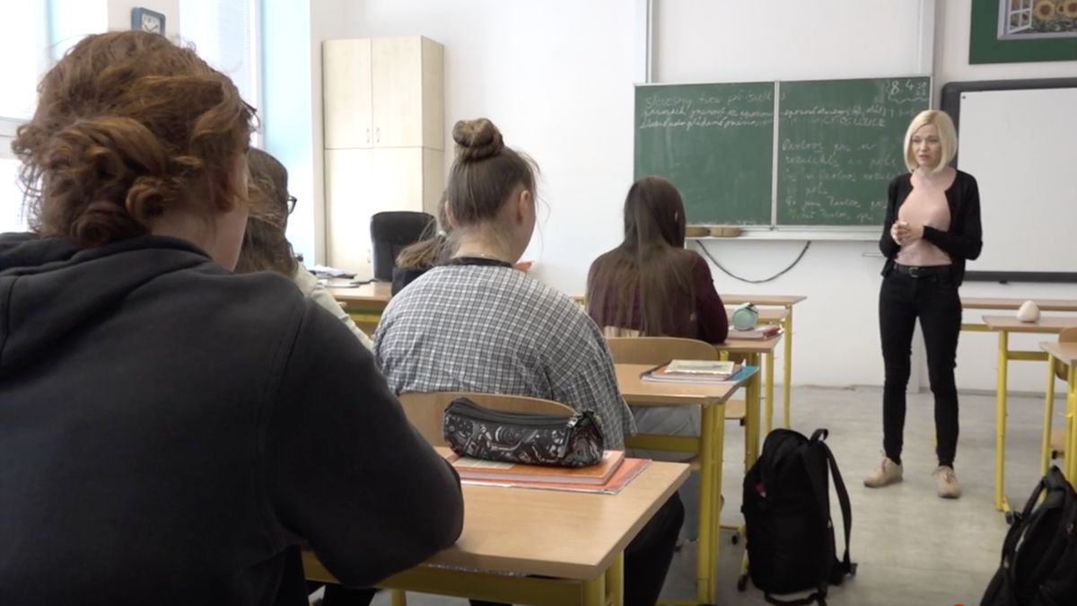 Případ učitelky-dezinformátorky nasvěcuje hlubší problém českého školství